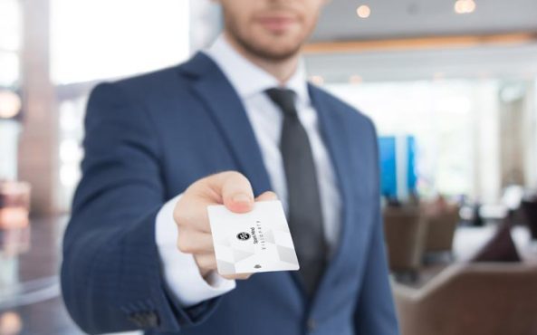 homme-affaires-montrant-carte-nfc-2b